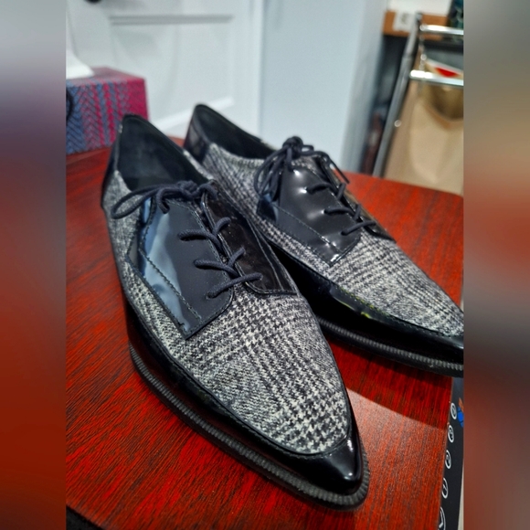 Stuart Weitzman Oxford Flats 8 - Picture 1 of 4